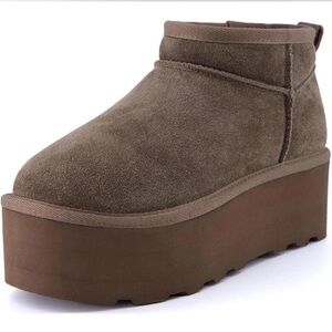 NWT- CUSHIONAIRE Hippy Platform Ankle Boots Size 10 Genuine Suede - TAUPE
